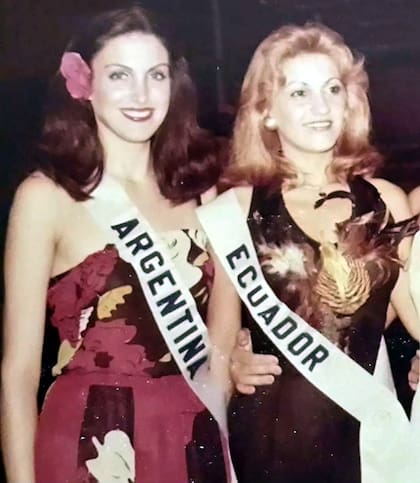 Lilian Deasti y su colega, de Ecuador, en una representación internacional