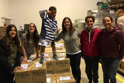 Liliana Cagnoli, cuarta desde la izquierda, en otra de las movidas solidarias