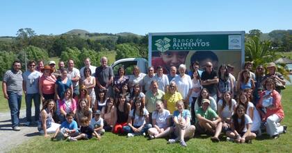 Cagnoli junto a la gente que trabaja en el Banco de Alimentos de Tandil