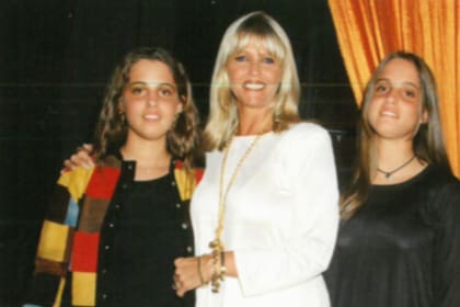 Liliana Caldini y sus hijas gemelas con Cacho Fontana, Ludmila y Antonella