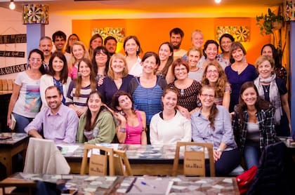 Liliana, con los alumnos de sus talleres creativos