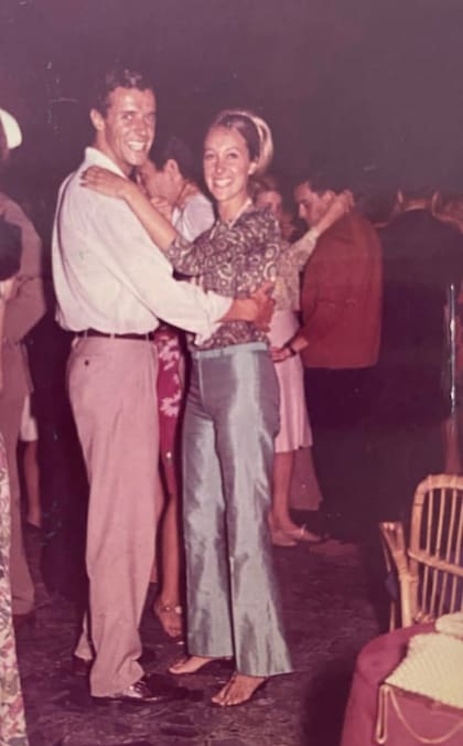 Liliana Crociati bailando junto a un amigo de la adolescencia