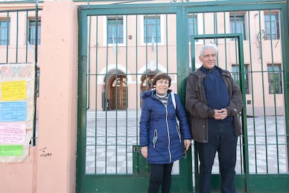 Liliana Dávila y Osvaldo José Gorgazzi, autoridades de la Junta de Estudios Históricos del Barrio Parque Chacabuco, custodios de la identidad del barrio