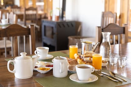 Liliana es la encargada del desayuno diario que llega a la mesa con delicias de la cocina casera.