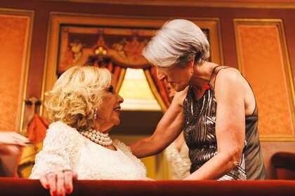 Liliana Favaloro saluda a Mirtha Legrand en la gala de la Fundación Favaloro