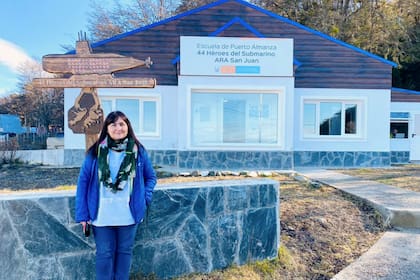 Liliana Juliá frente a la escuela de Puerto Almanza