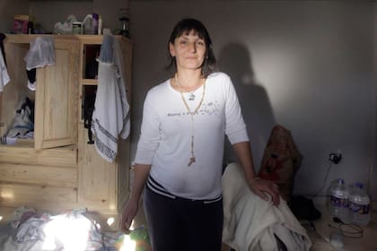 Liliana muestra el departamento donde acogió a decenas de personas