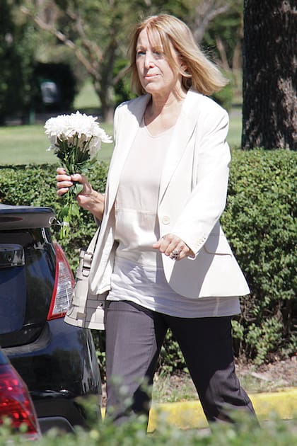 Liliana Olmeda de Flugelman, curadora del Museo Judío de Buenos Aires, llegó con flores blancas para poner en la tumba de su amiga.