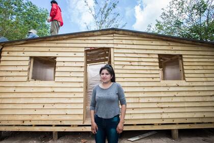 Florencia perdió su casa en un incendio; la ONG Techo y vecinos ayudaron a que tenga un nuevo hogar