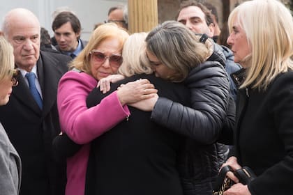 Liliana Pata, abrazada y contenida por su familia y sus amigas, no quiso hablar porque se le quebraba la voz. Le pidió al padre Morea que leyera unas palabras que ella misma había le había dedicado a su marido.