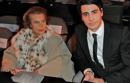 Liliane Bettencourt junto a su nieto Jean-Victor Meyers, hijo Françoise Bettencourt Meyers, en 2009 (FRANCOIS DURAND/AFP /GETTY IMAGES)