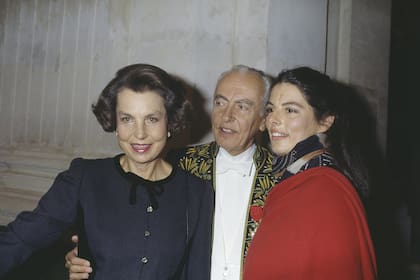 Liliane Bettencourt, su esposo Andre Bettencourt, y su hija Françoise Bettencourt-Meyers, en la Academia Francesa en 1988 (Photo by Pierre Vauthey/Sygma/Sygma via Getty Images)