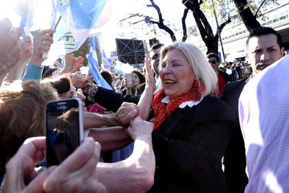 Lilita Carrió saluda al público