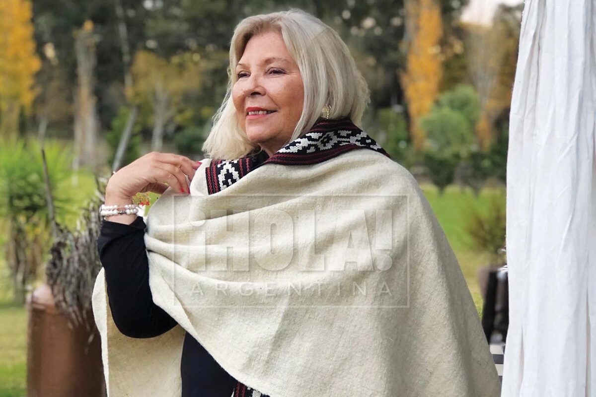 Lilita Carrió. En su casa, posa como modelo de su marca de ropa y habla de su pasión fashion amor marca de ropa - LA NACION Lilita Carrió. En su casa, posa como modelo de su marca de ropa y habla de su pasión fashion amor marca de ropa - LA NACION