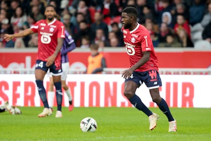 En acción en uno de los pocos partidos que llegó a jugar durante su etapa en Lille, su último club; las lesiones han sido determinantes en la carrera del francés.