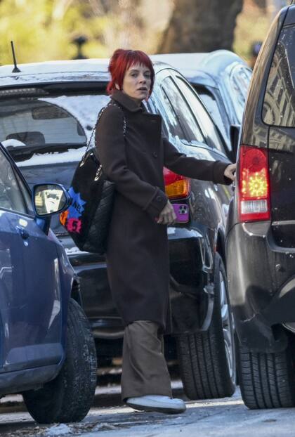 Lily Allen fue vista por primera vez después de separarse de su esposo, David Harbour. La cantante descubrió a su marido usando la aplicación de citas exclusiva Raya, lo que desencadenó la ruptura. Allen confirmó su nuevo estado sentimental en el podcast Miss Me? junto a Miquita Oliver