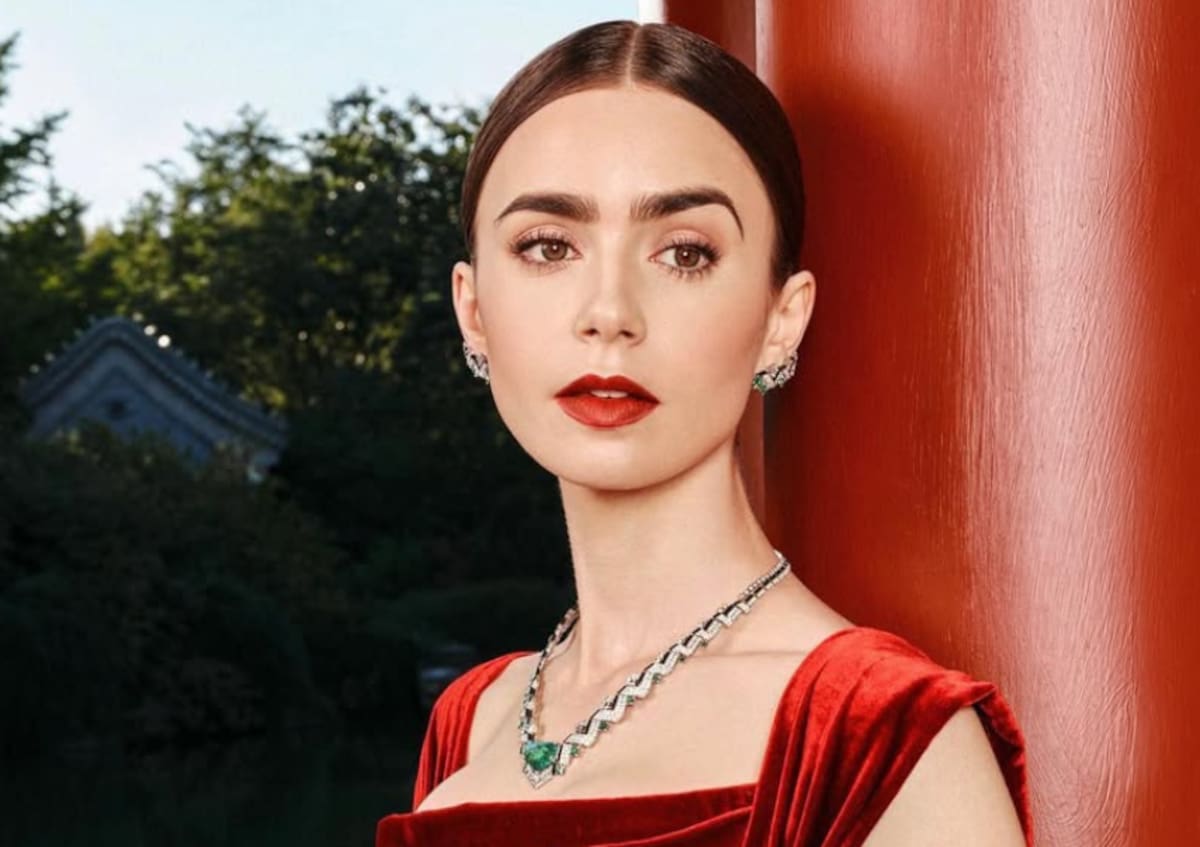 Lily Collins compartilhou uma foto com o pai e mostrou como Phil Collins ficou depois que ele saiu do palco. Lily Collins compartilhou uma foto com o pai e mostrou como Phil Collins ficou depois que ele saiu do palco.