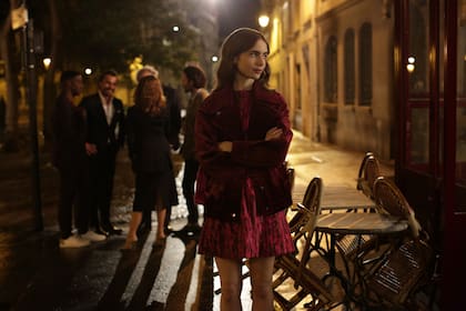Lily Collins en Emily en Paris, la nueva serie de Netflix