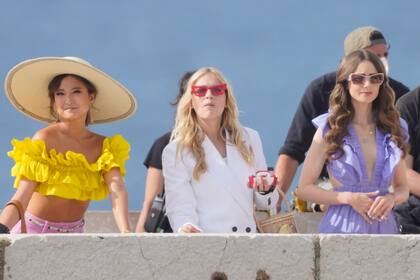 Ashley Park, Camille Razat y Lily Collins filmando en Saint-Tropez escenas de la nueva temporada de Emily In Paris