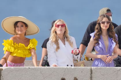 Ashley Park, Camille Razat y Lily Collins filmando en Saint-Tropez escenas de la nueva temporada de Emily In Paris