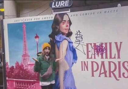 Lily Collins frente al cartel vandalizado de su serie de Netflix