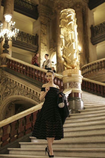 Lily Collins protagoniza la exitosa serie de Netflix Emily en París. Aquí, en una escena rodada en la gran escalera del Palacio Garnier.