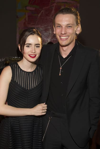 Lily Collins y Jamie Campbell Bower, en 2015