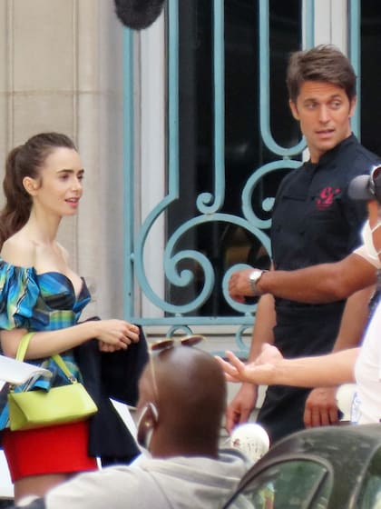 Lily Collins y Lucas Bravo en el rodaje de la segunda temporada de Emily in Paris