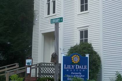 Lily Dale cuenta con 140 casas y edificios; para adquirir alguna vivienda en el pueblo es necesario ser espiritista y aceptado por la Asamblea
