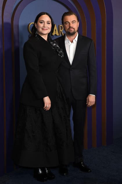 Lily Gladstone, quien en los Gobo de Oro ganó el premio a mejor actriz en un film dramático por su participación en Los asesinos de la luna, eligió un look total black para la noche. Junto a ella, su coestrella en la película, Leonardo DiCaprio
