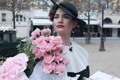Lily James brilla como Linda Radlett en La búsqueda del amor
