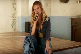 Lily James, una actriz que se anima a enfrentarse con leyendas