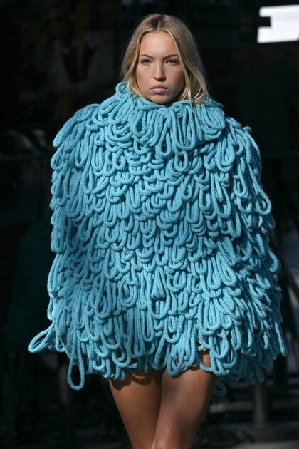Lily Moss, la hija de de la supermodelo Kate Moss, con un abrigo voluminoso de cuerdas trenzadas.