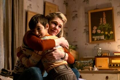 Lily Rabe y Daniel Ranieri en "The Tender Bar". Foto: Amazon Prime Video