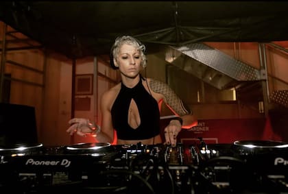 Lily Ray: "Aunque parezca increíble, hay muchos paralelismos, especialmente en los aspectos sociales e interpersonales de ambas profesiones, y al prepararse para presentaciones en conferencias o sets como DJ"