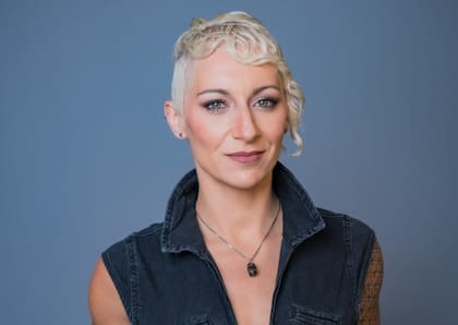 Lily Ray: "Las empresas de medios que se enfocan en ofrecer investigaciones originales y aportar nueva información –como fotografías, videos e ideas propias– son las que tienden a sobrevivir a largo plazo en SEO y a sobrellevar mejor las actualizaciones del algoritmo de Google"