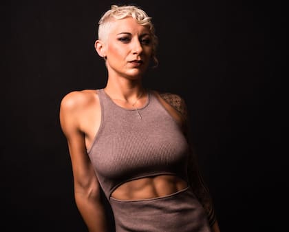 Lily Ray: "Para ser relevante hay que diversificar el origen del tráfico y visibilidad. Estar presente en múltiples plataformas como YouTube, Reddit, Instagram, Threads, TikTok, LinkedIn, X, Bluesky, Medium, Slideshare, etc., ya que tienen sus propias audiencias que descubren contenido de forma orgánica"