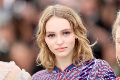Lily-Rose Depp contagia rebeldía y seducción con su estilo informal
