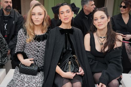 Lily-Rose Depp, Dua Lipa y Marion Cotillard en el front row de Chanel.