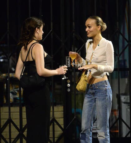 Lily-Rose Depp fue vista fumando y bebiendo con una amiga afuera de un resto de Hollywood. La hija de Johnny Depp, a quien se pudo ver en la polémica serie de HBO The Idol, lucía jeans y una camisa transparente 