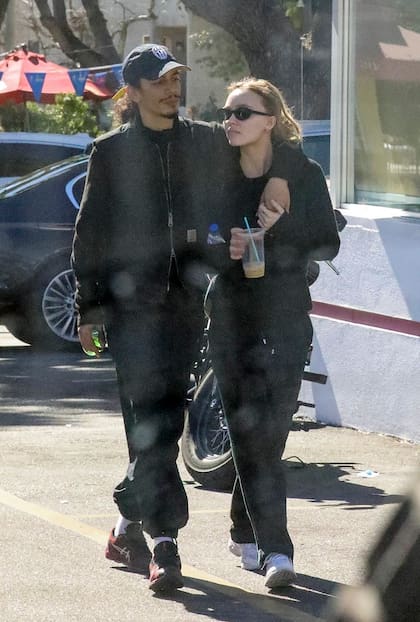 Lily-Rose Depp y Yassine Stein de paseo por Los Ángeles