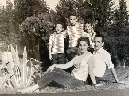 Lily Soriano junto a su marido, Roberto Alhadeff, y sus tres hijos, una vez instalados en Buenos Aires