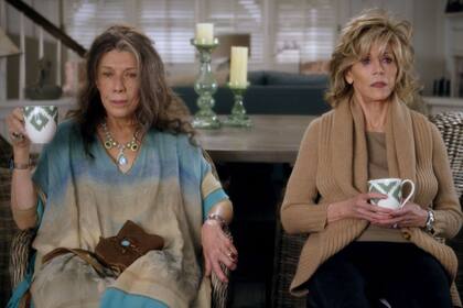 Lily Tomlin (79) y Jane Fonda (80), en una escena de la exitosa serie que protagonizan, Grace y Frankie