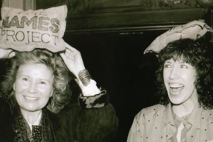 Jane Wagner y Lily Tomlin en la década del 70: juntas crearon inolvidables personajes para el show televisivo Laugh-In