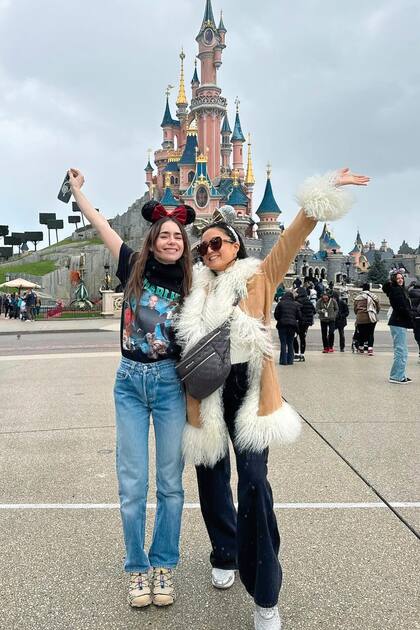 Lily y Ashley –las actrices se hicieron íntimas amigas– con el castillo de la Bella Durmiente de fondo.