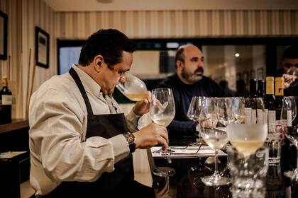 Lima prueba un vino. Desde que se recuperó del covid-19, dijo, encuentra los vinos blancos más desafiantes.