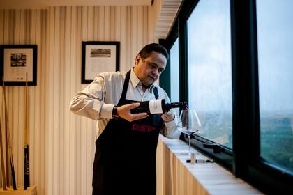 Lima prueba un vino que presentará en su cata semanal