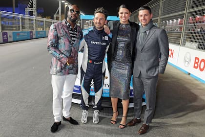 Lima y su novio Andre Lemmers posan con el piloto Bruno Correia y el rapero Wyclef Jean durante el estreno de la temporada 8 del Campeonato Mundial de Fórmula E (el ABB FIA Formula E World Championship) celebrado en Diriyah, Arabia Saudita. Con un sensual
vestido metalizado de la firma Dundas, la modelo mostró su incipiente pancita.