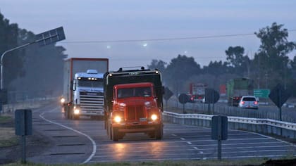 Limitan las velocidades máximas en las rutas para micros y camiones