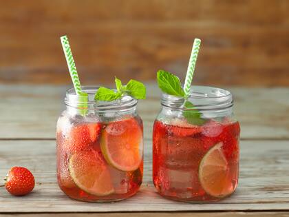 Limonada con frutillas y menta